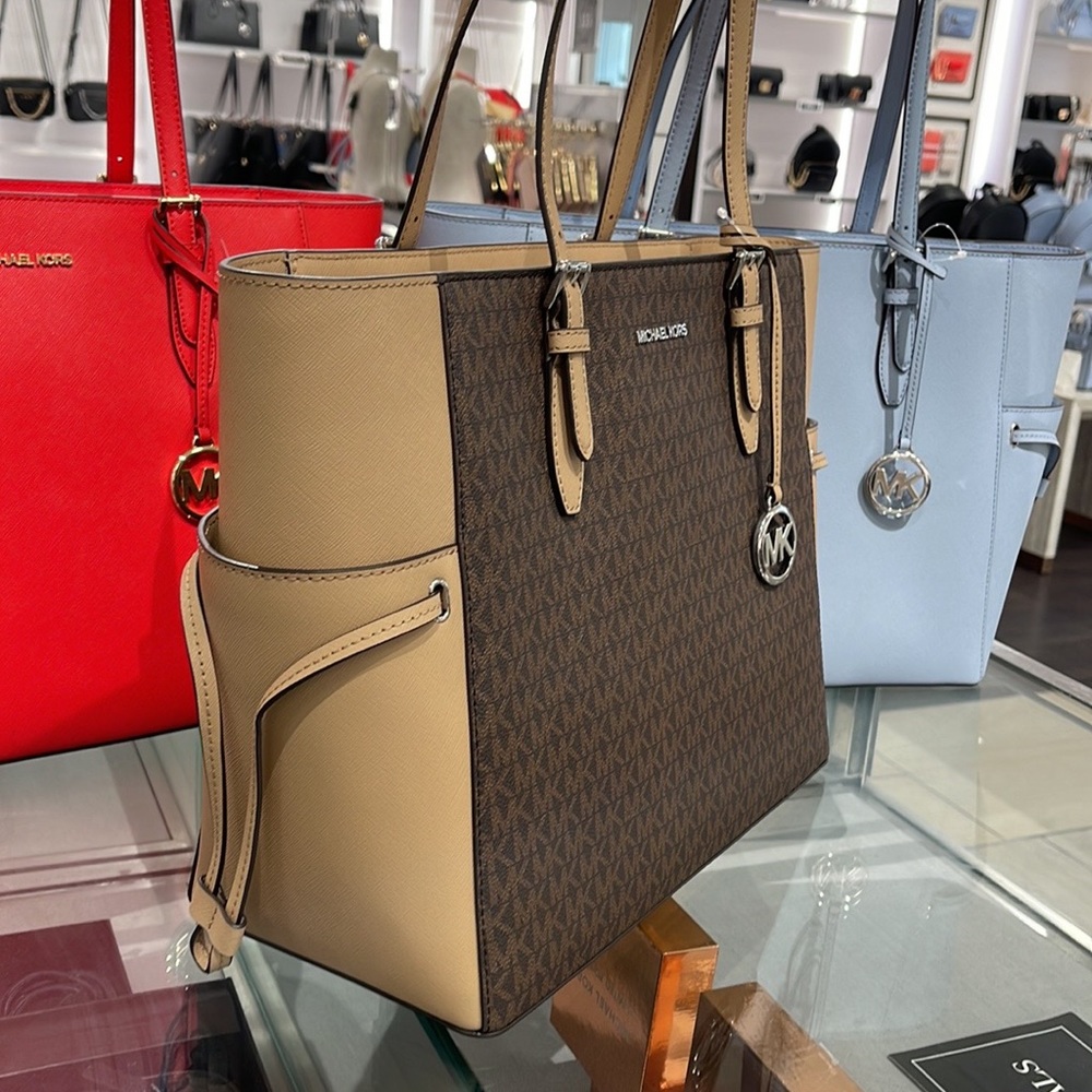 MICHAEL KORS GILLY LARGE DRAWSTRING TRAVEL TOTE SIGNATURE Camel
NWT
NWT - Picture 13 of 16